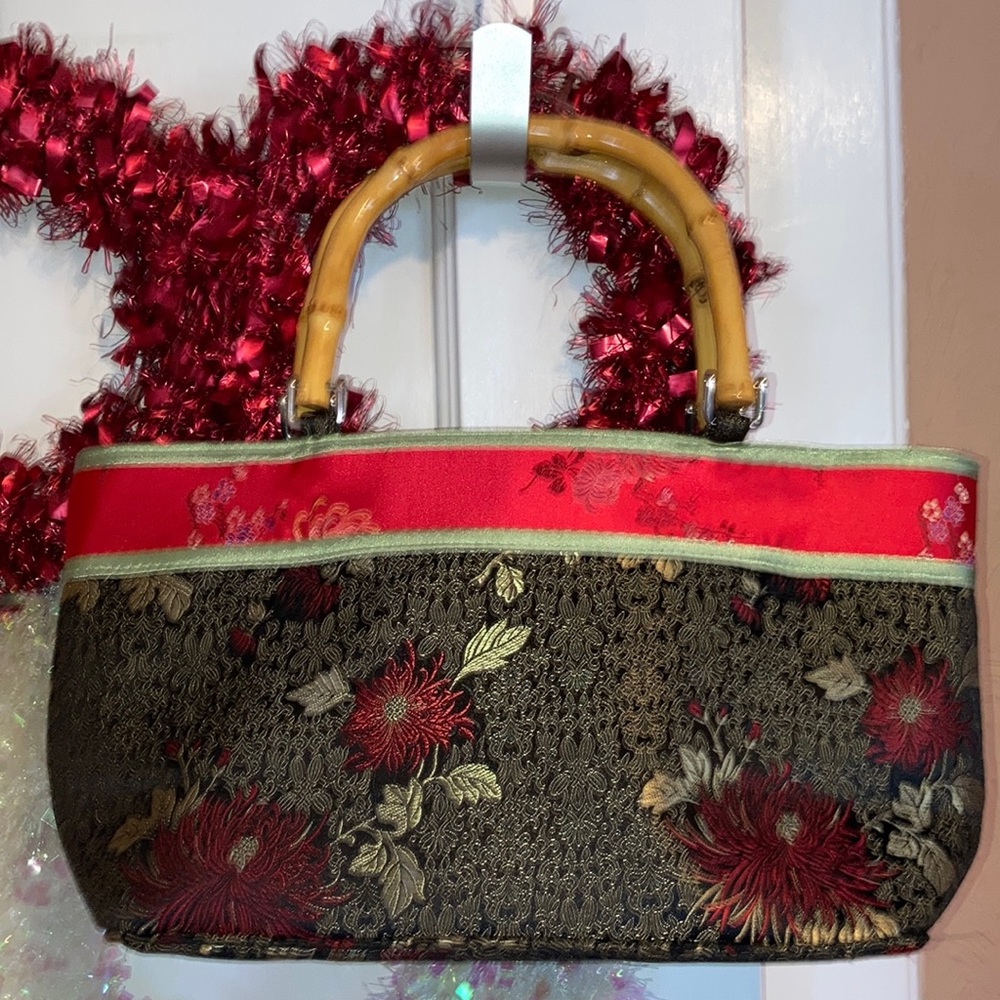 ❤️ NWOT  Asian Inspired Pattern with Solid Bamboo Handles.